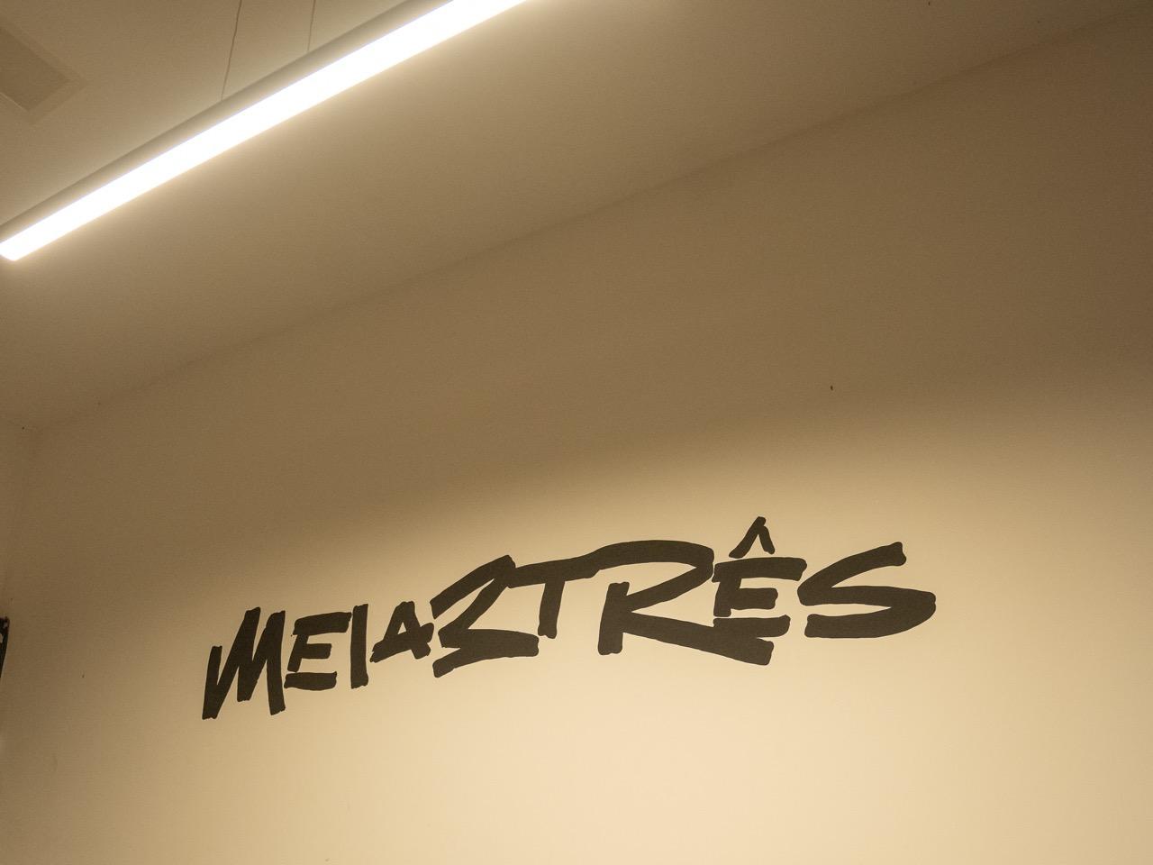 Parede do estúdio Meia3três com lettering artesanal